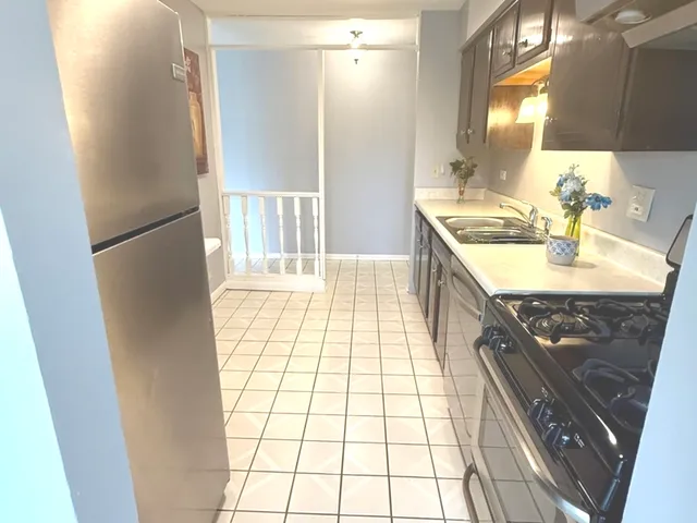 $189,000 | 3108 Roberts Drive, Unit 6, Woodridge, IL 60517