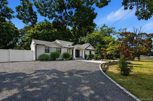 $749,000 | 566 Locust Avenue, Oakdale, NY 11769