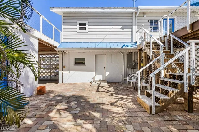 a view of a house with backyard and deck