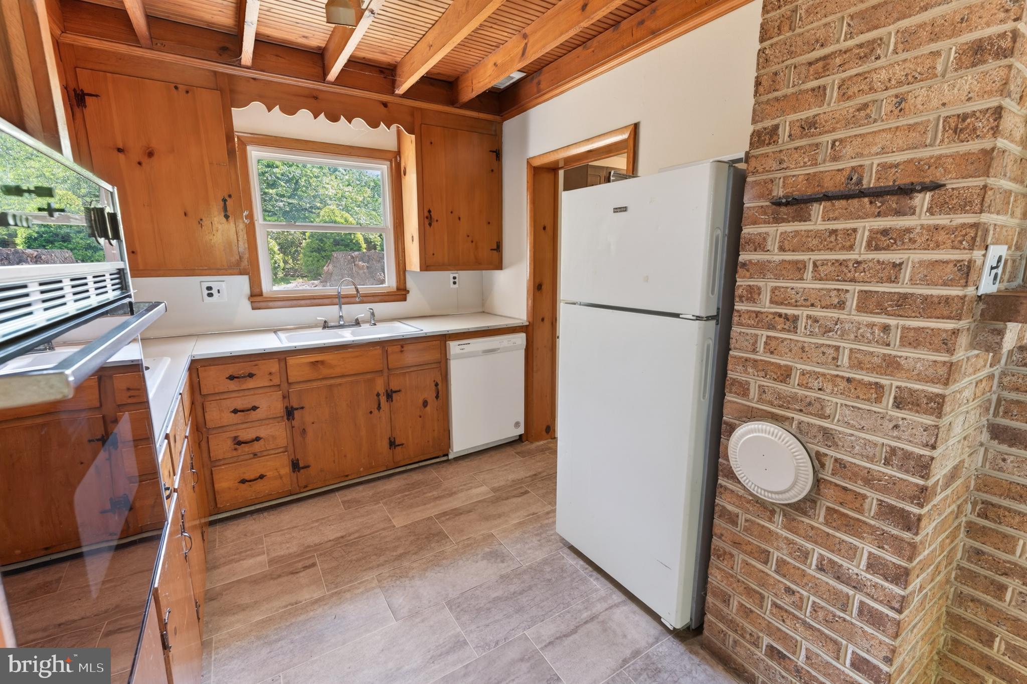28266 Riverside Drive Salisbury, MD 21801 - Photo 17 of 79 Kitchen - original brickwork!