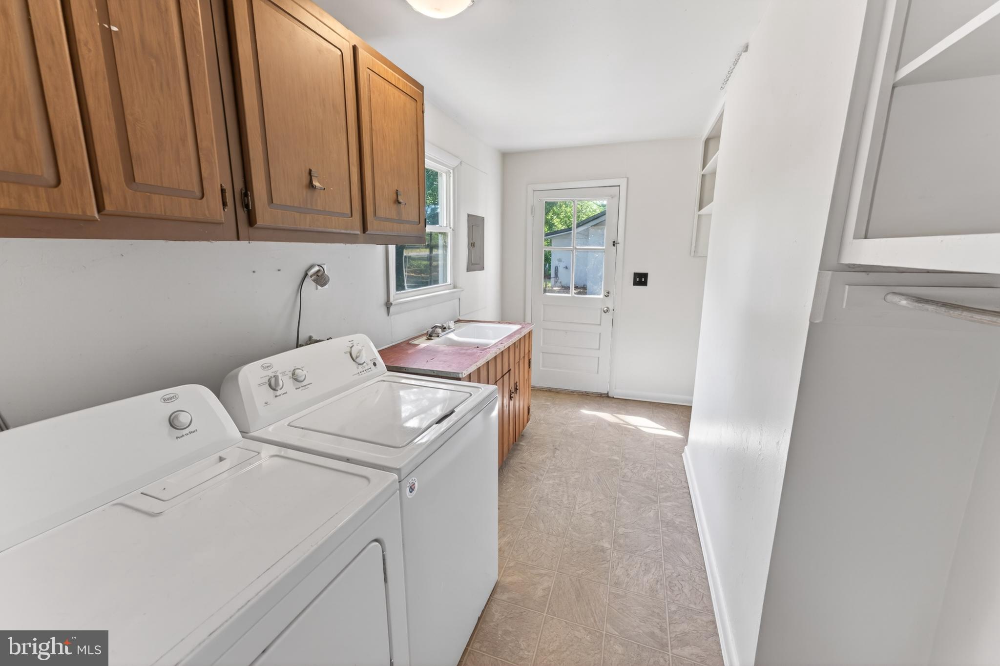 28266 Riverside Drive Salisbury, MD 21801 - Photo 20 of 79 Laundry area off kitchen