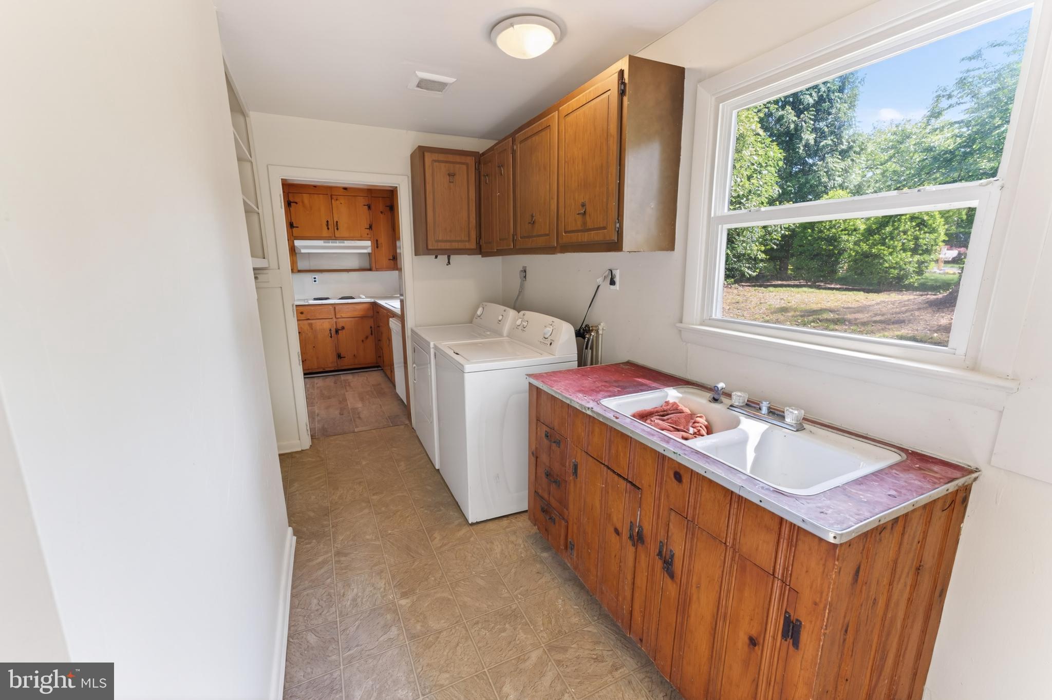 28266 Riverside Drive Salisbury, MD 21801 - Photo 21 of 79 Laundry area off kitchen