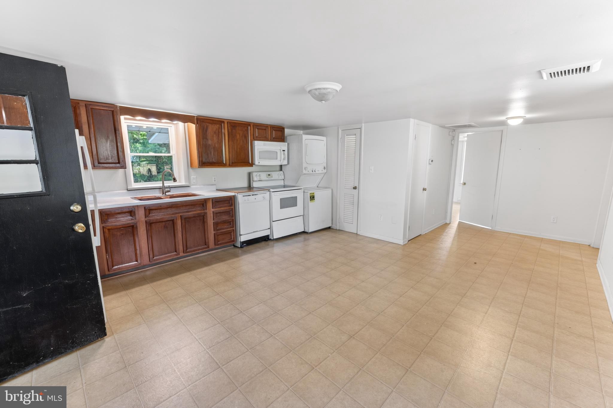 28266 Riverside Drive Salisbury, MD 21801 - Photo 59 of 79 Guest house interior living area/kitchen combo