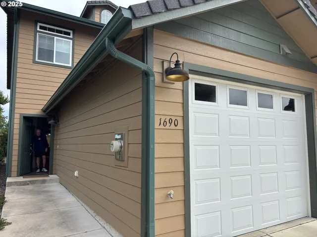 $310,000 | 1690 32nd Street, Florence, OR 97439