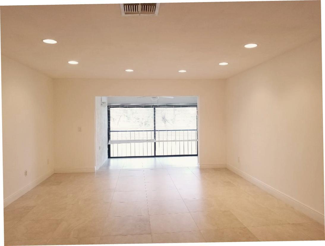 21856 Arriba Real, Unit 5D Boca Raton, FL 33433 - Photo 15 of 34 Boca Lago - Living Room