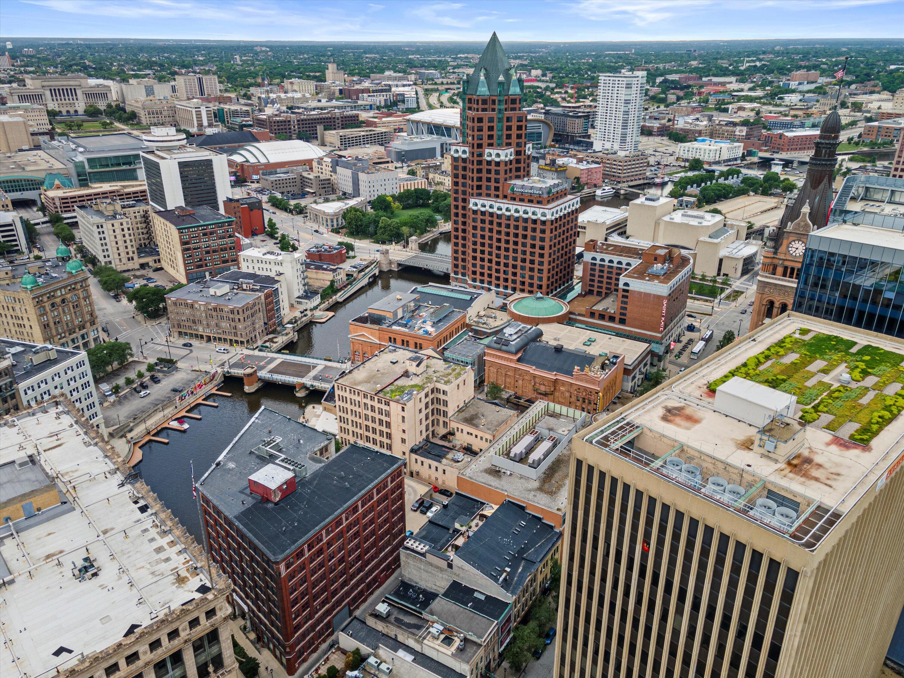 773 North Water Street, Unit 34 Milwaukee, WI 53202 - Photo 25 of 28 Milwaukee Skyline