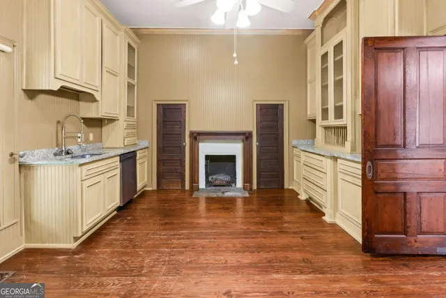 a view of entryway with washer and dryer