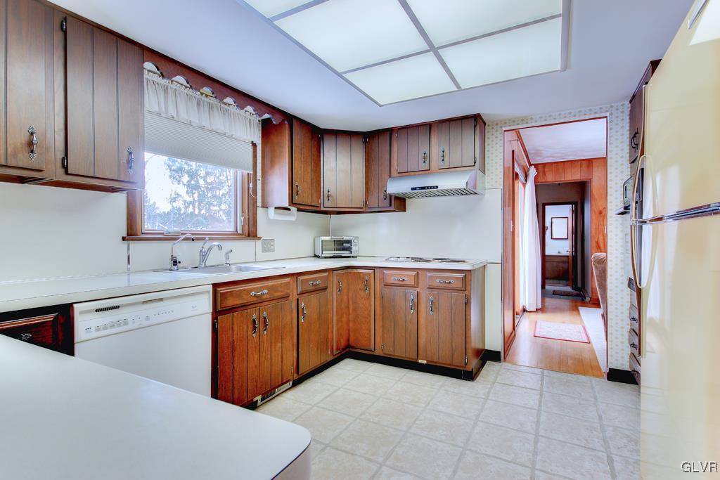 767 Yorkshire Road Bethlehem, PA 18017 - Photo 6 of 27 Bright Kitchen W/Tile Floor, Plenty of Cabinets