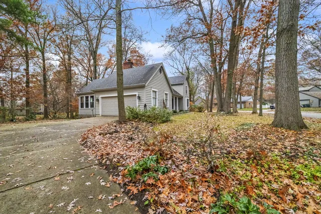 $349,500 | 4203 Oak Grove Drive, Valparaiso, IN 46383