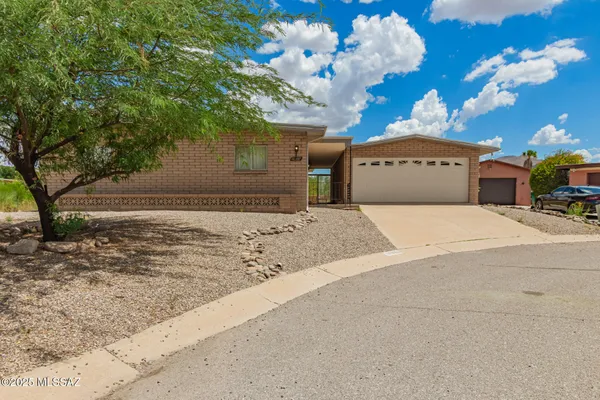 $1,800 | 16381 South Observatory Place, Vail, AZ 85641