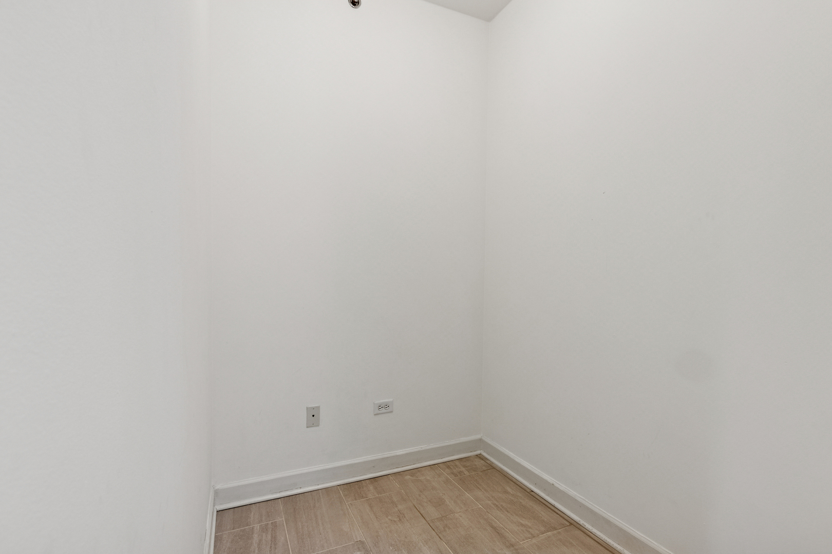 1400 South Michigan Avenue, Unit 1708 Chicago, IL 60605 - Photo 16 of 20 a view of a room