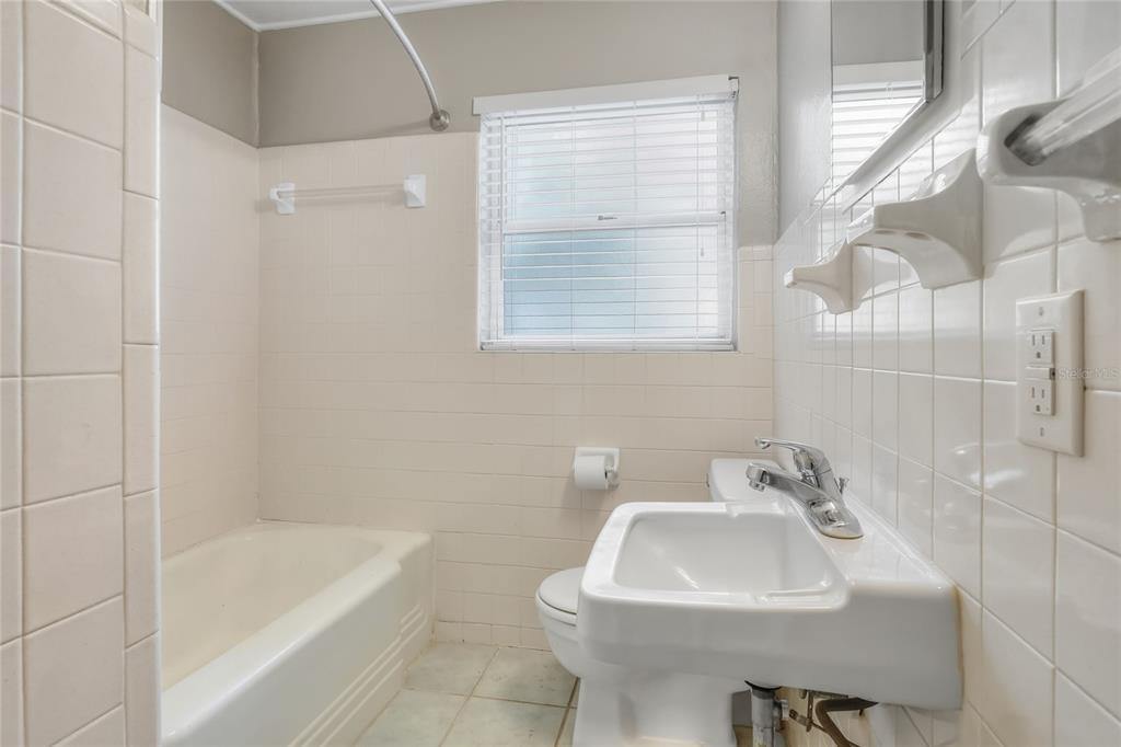 609 West Park Street Lakeland, FL 33803 - Photo 14 of 30 a bathroom with a sink a toilet and bathtub