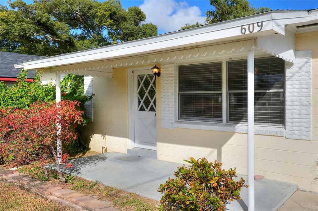 609 West Park Street Lakeland, FL 33803 - Photo 4 of 30 a front view of a house