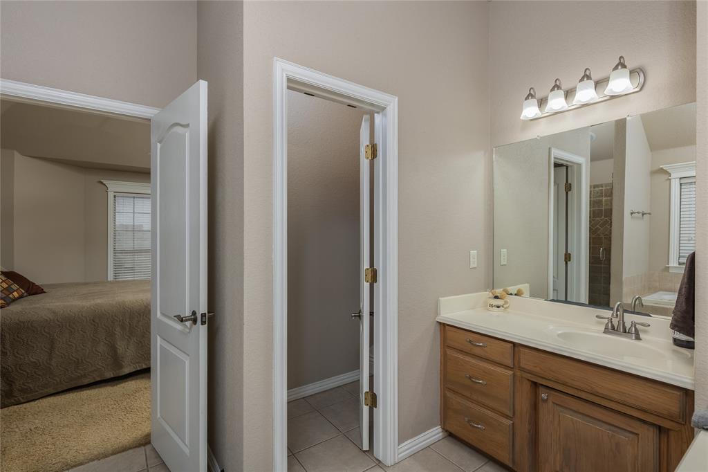257 Reatta Drive Decatur, TX 76234 - Photo 23 of 39 a en suite bathroom with a double vanity sink double and mirror