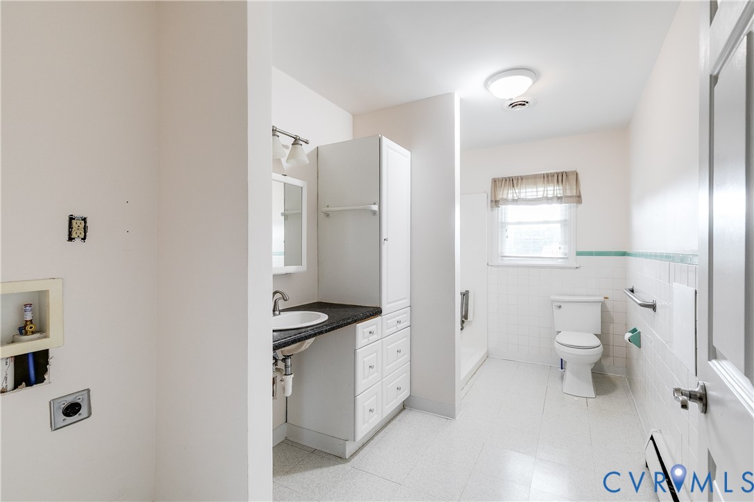 12365 Ashcake Road Ashland, VA 23005 - Photo 22 of 80 Full Bathroom #1, with space for stackable washer