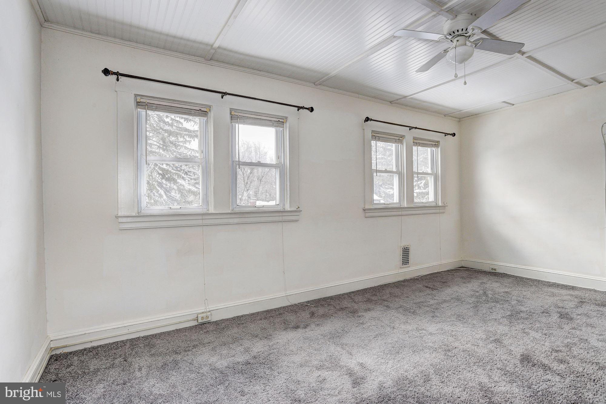 649 Coleraine Road Baltimore, MD 21229 - Photo 16 of 29 Upper-Level Living Room