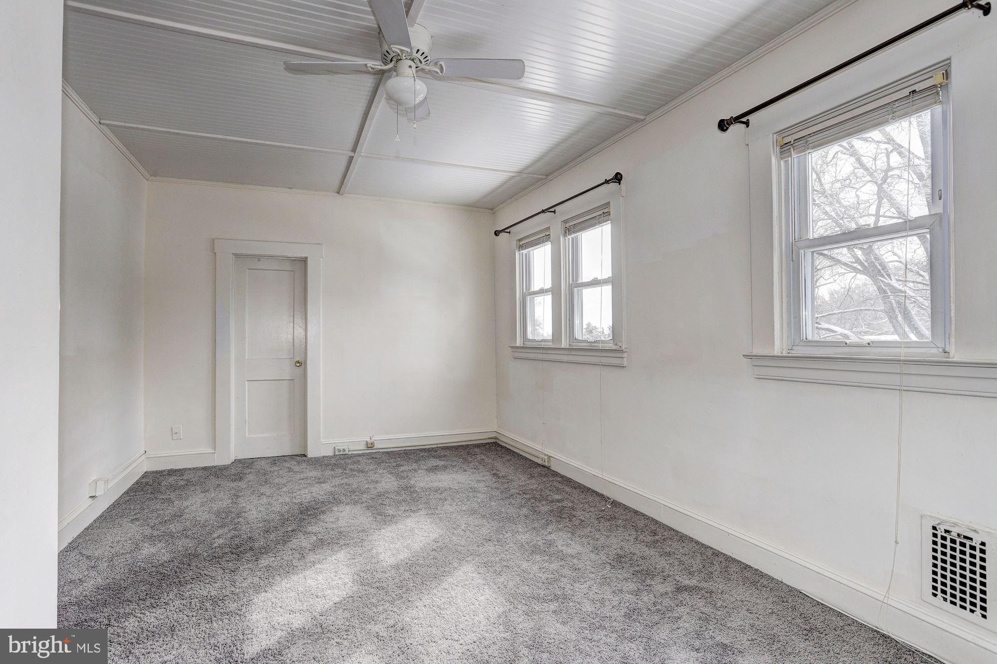 649 Coleraine Road Baltimore, MD 21229 - Photo 17 of 29 Upper-Level Living Room