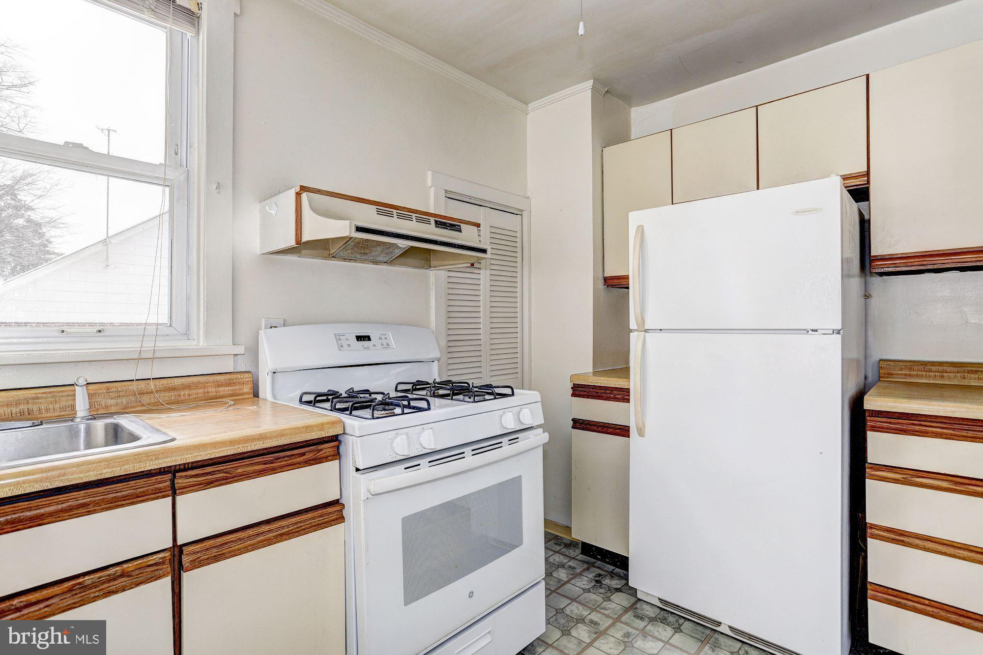 649 Coleraine Road Baltimore, MD 21229 - Photo 19 of 29 Upper-Level Kitchen