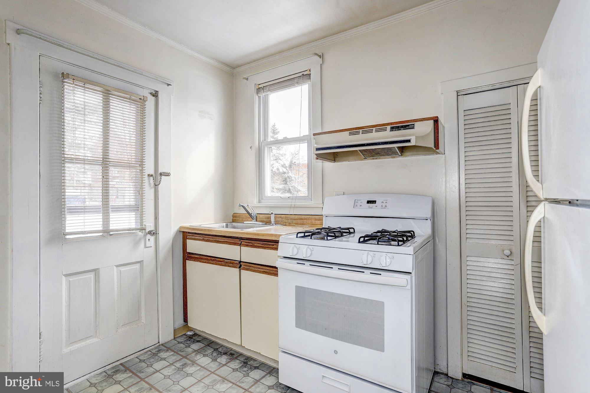 649 Coleraine Road Baltimore, MD 21229 - Photo 20 of 29 Upper-Level Kitchen