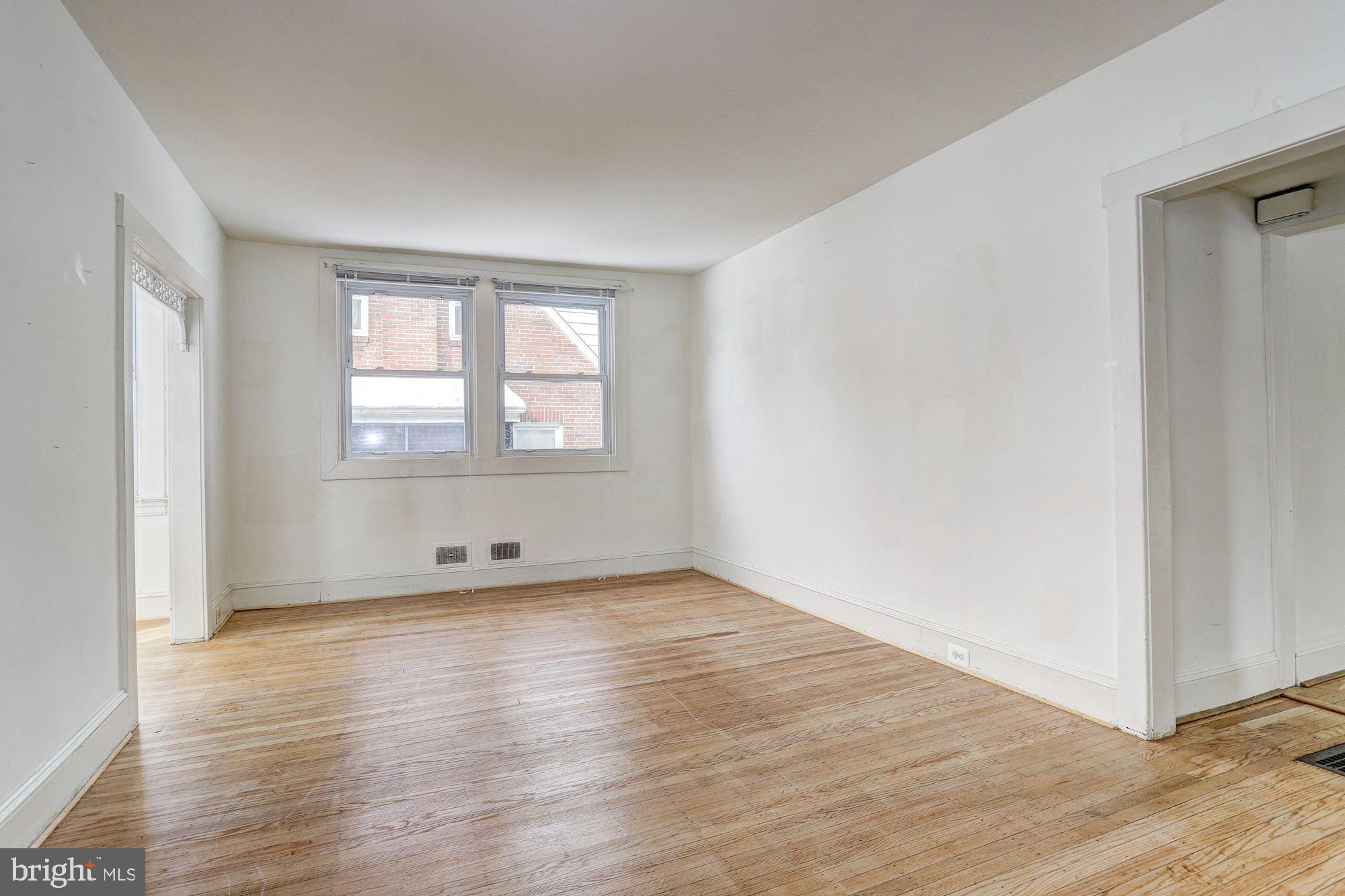 649 Coleraine Road Baltimore, MD 21229 - Photo 3 of 29 Living Room