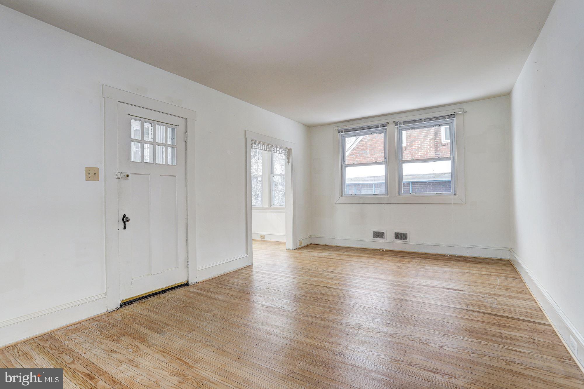 649 Coleraine Road Baltimore, MD 21229 - Photo 4 of 29 Living Room