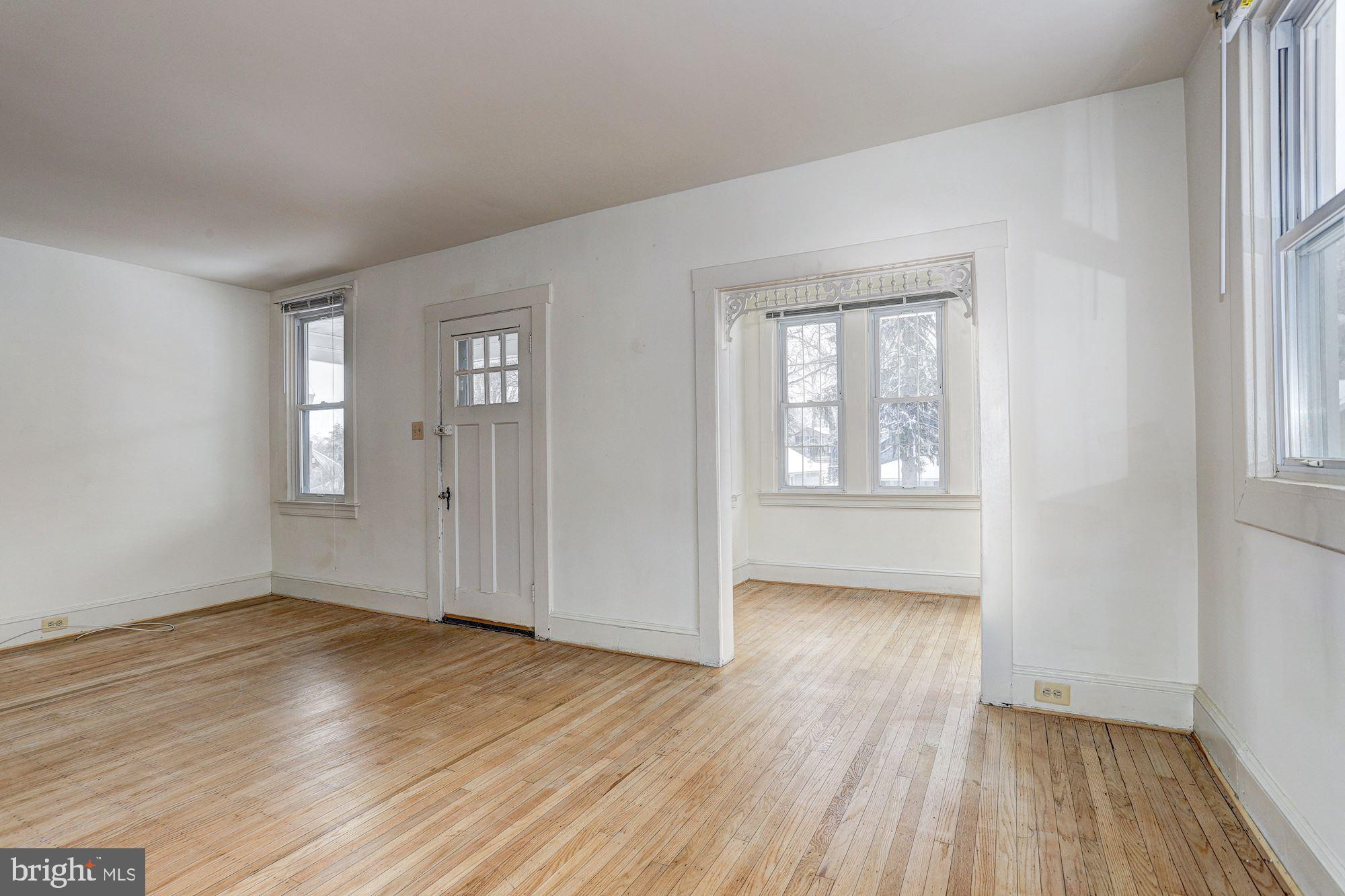 649 Coleraine Road Baltimore, MD 21229 - Photo 5 of 29 Living Room