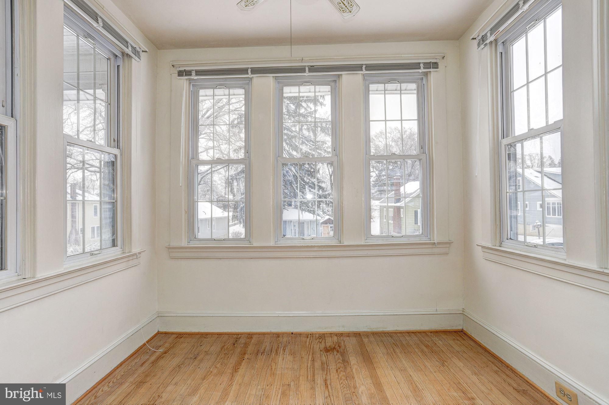 649 Coleraine Road Baltimore, MD 21229 - Photo 6 of 29 Sunroom