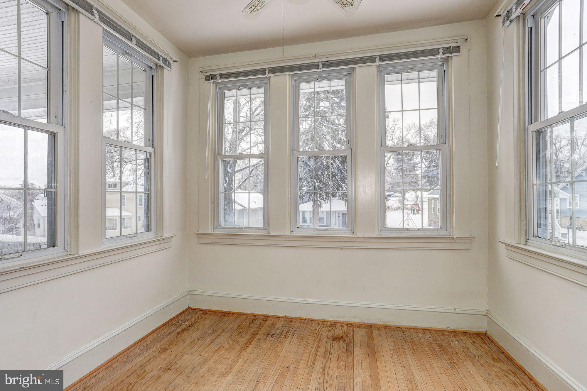 649 Coleraine Road Baltimore, MD 21229 - Photo 7 of 29 Sunroom