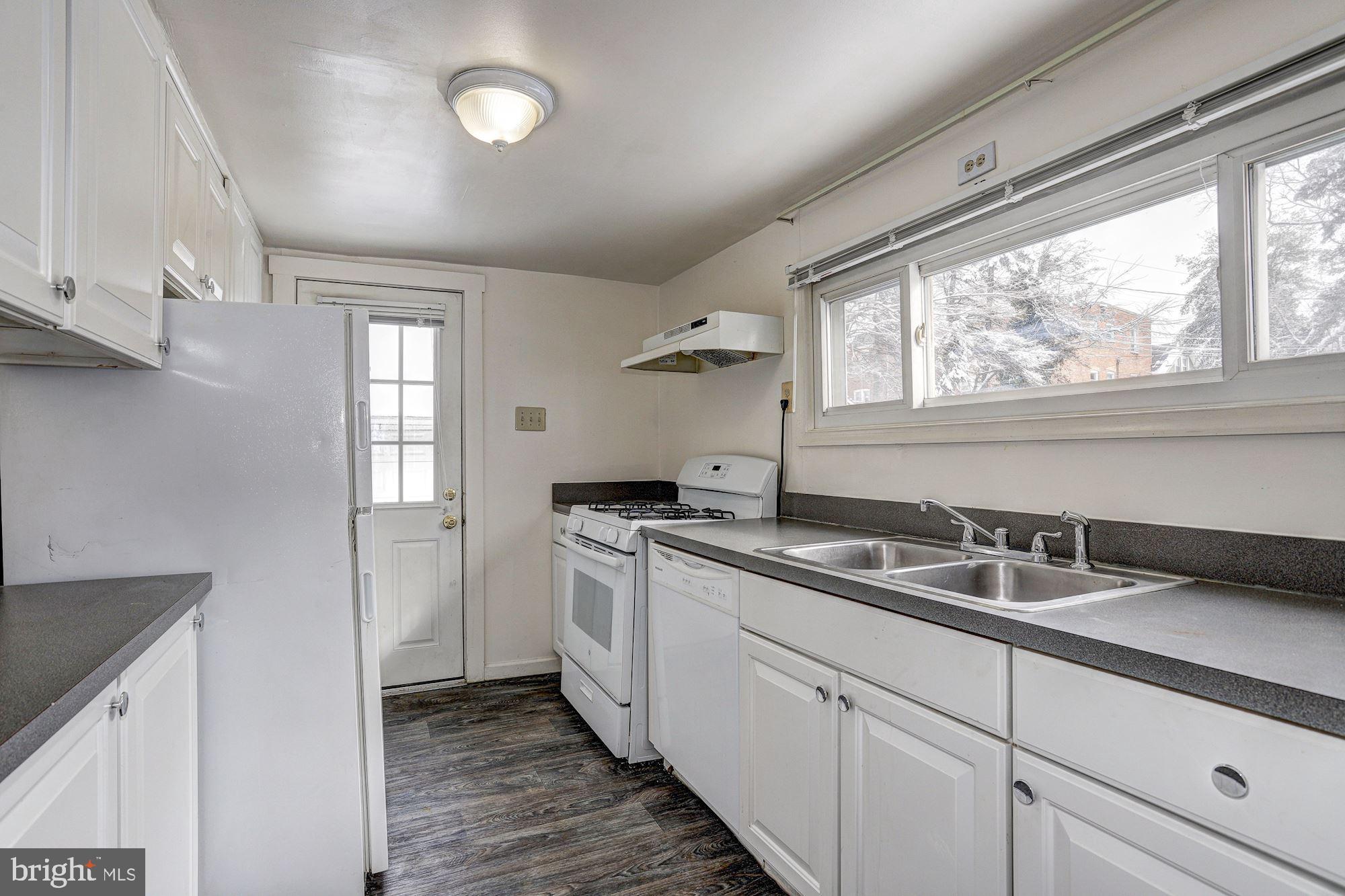 649 Coleraine Road Baltimore, MD 21229 - Photo 9 of 29 Kitchen