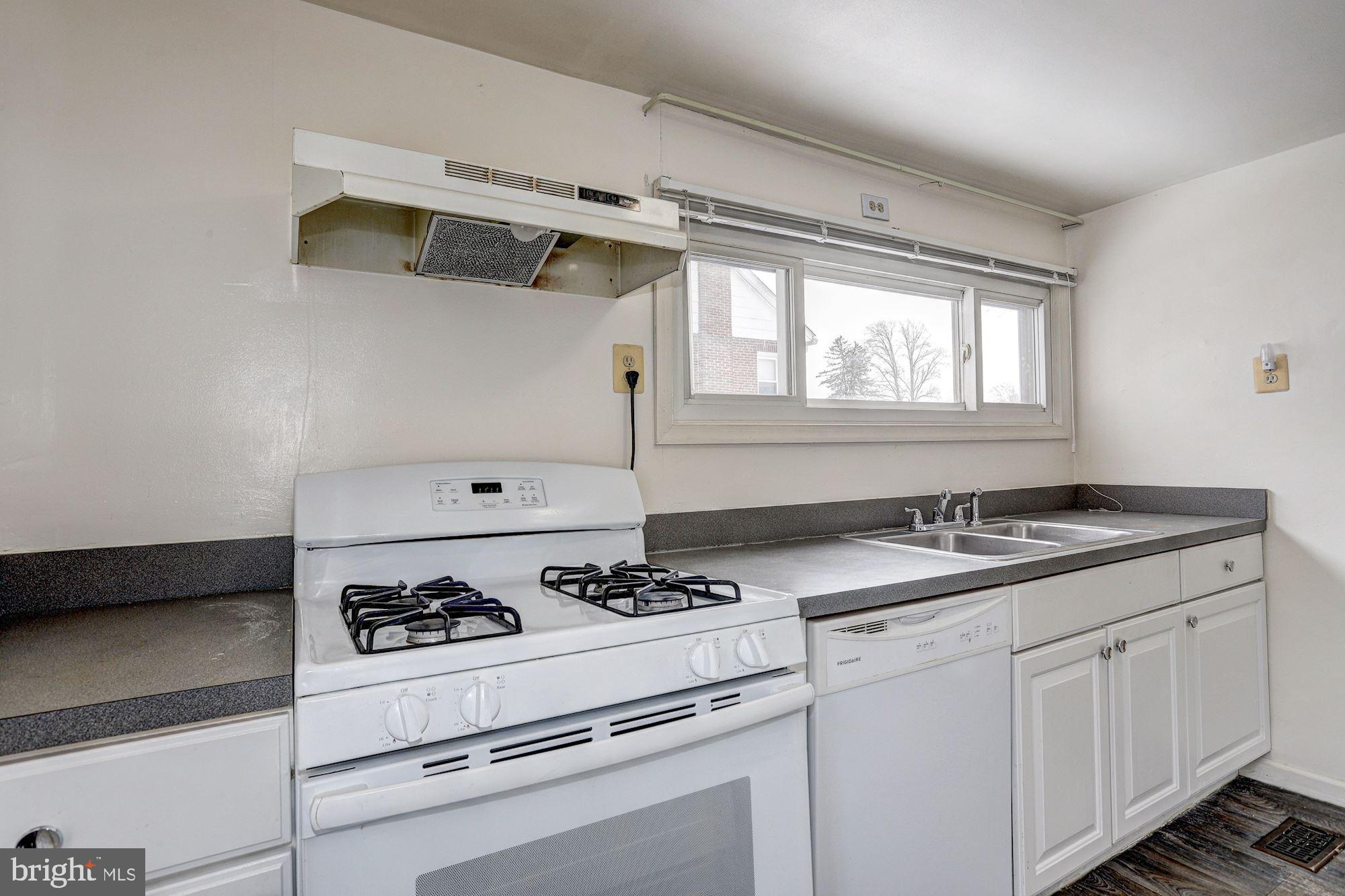 649 Coleraine Road Baltimore, MD 21229 - Photo 10 of 29 Kitchen