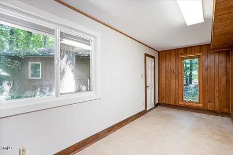 a view of a house with backyard