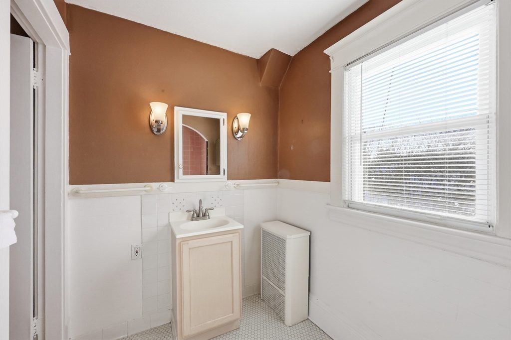 115 Tiffany Street Springfield, MA 01108 - Photo 18 of 32