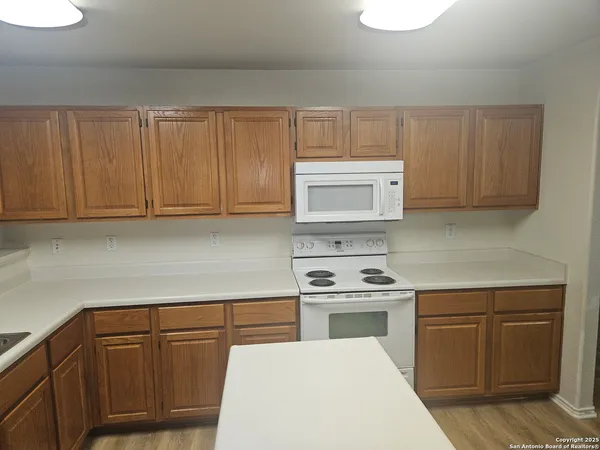 $1,900 | 10602 Fairlong Trail, San Antonio, TX 78254