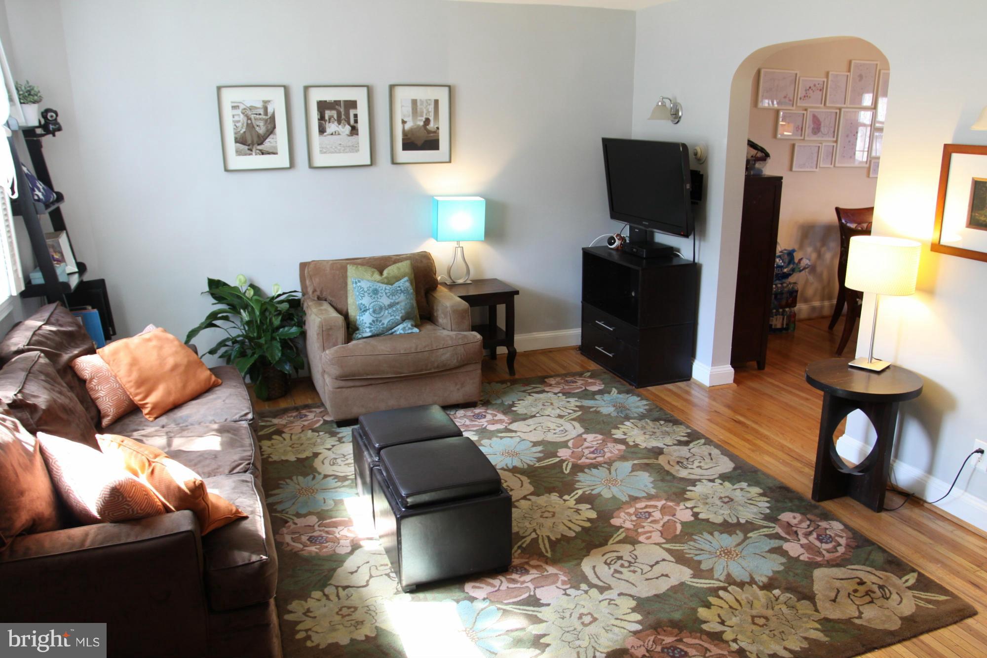98 Murdock Road Baltimore, MD 21212 - Photo 10 of 19 Living Room