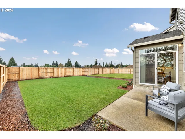 a view of livingroom with furniture