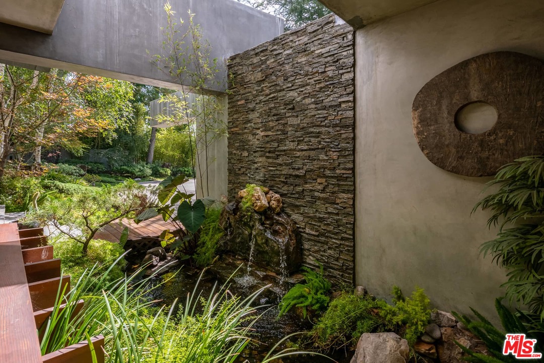 2238 Stradella Road Los Angeles, CA 90077 - Photo 5 of 54 a view of a garden