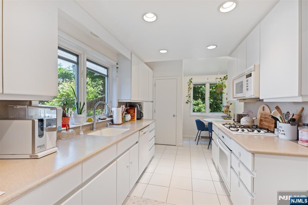 529 Wyndham Road Teaneck, NJ 07666 - Photo 15 of 30