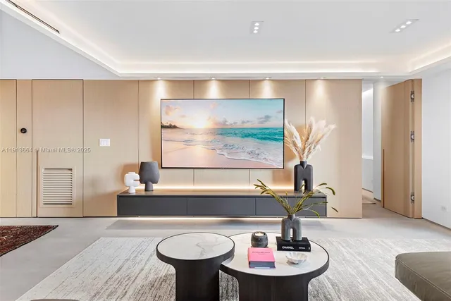 $3,490,000 | 2301 Collins Avenue, Unit 1004, Miami Beach, FL 33139