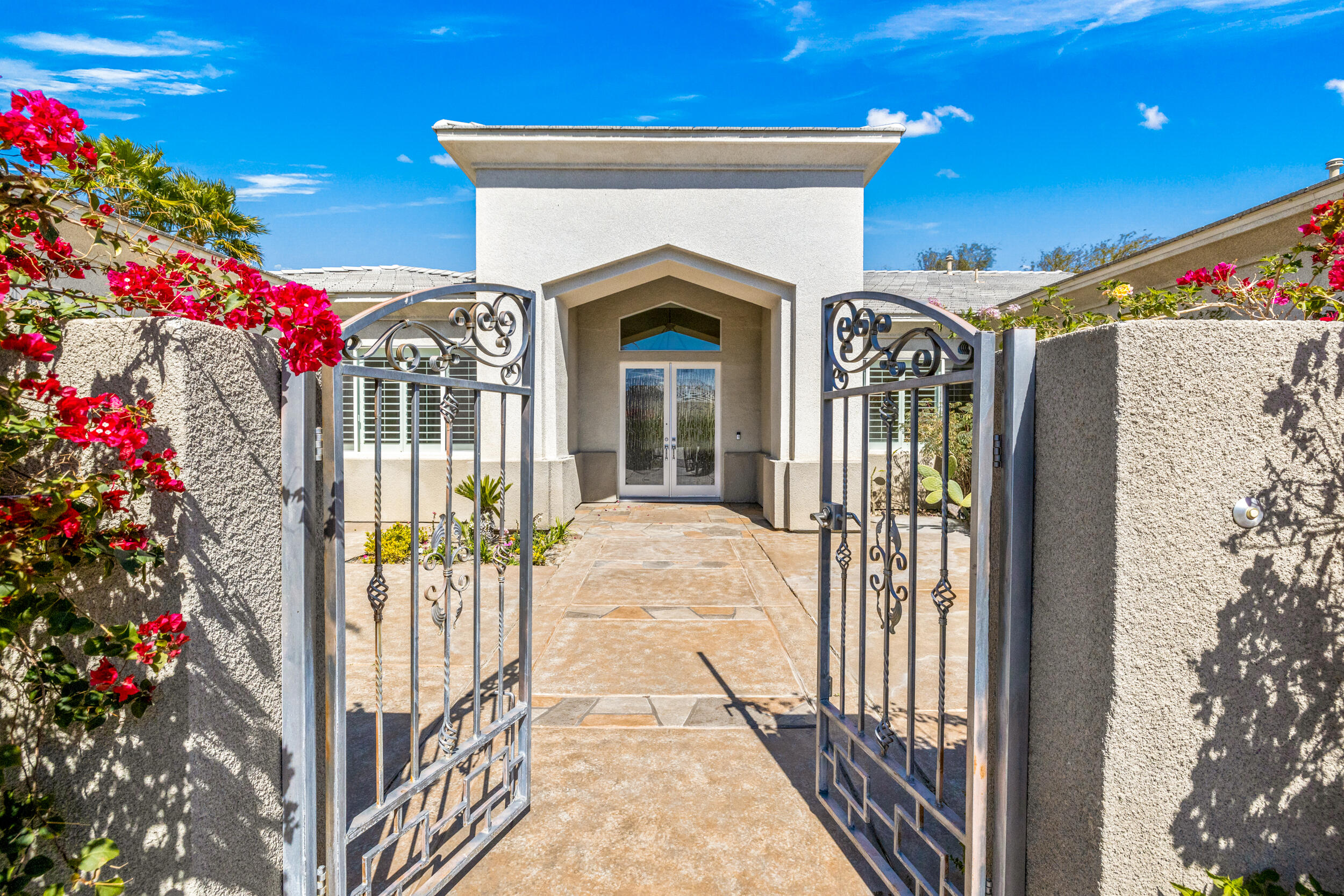 14 Marseilles Road Rancho Mirage, CA 92270 - Photo 5 of 39 Front Patio