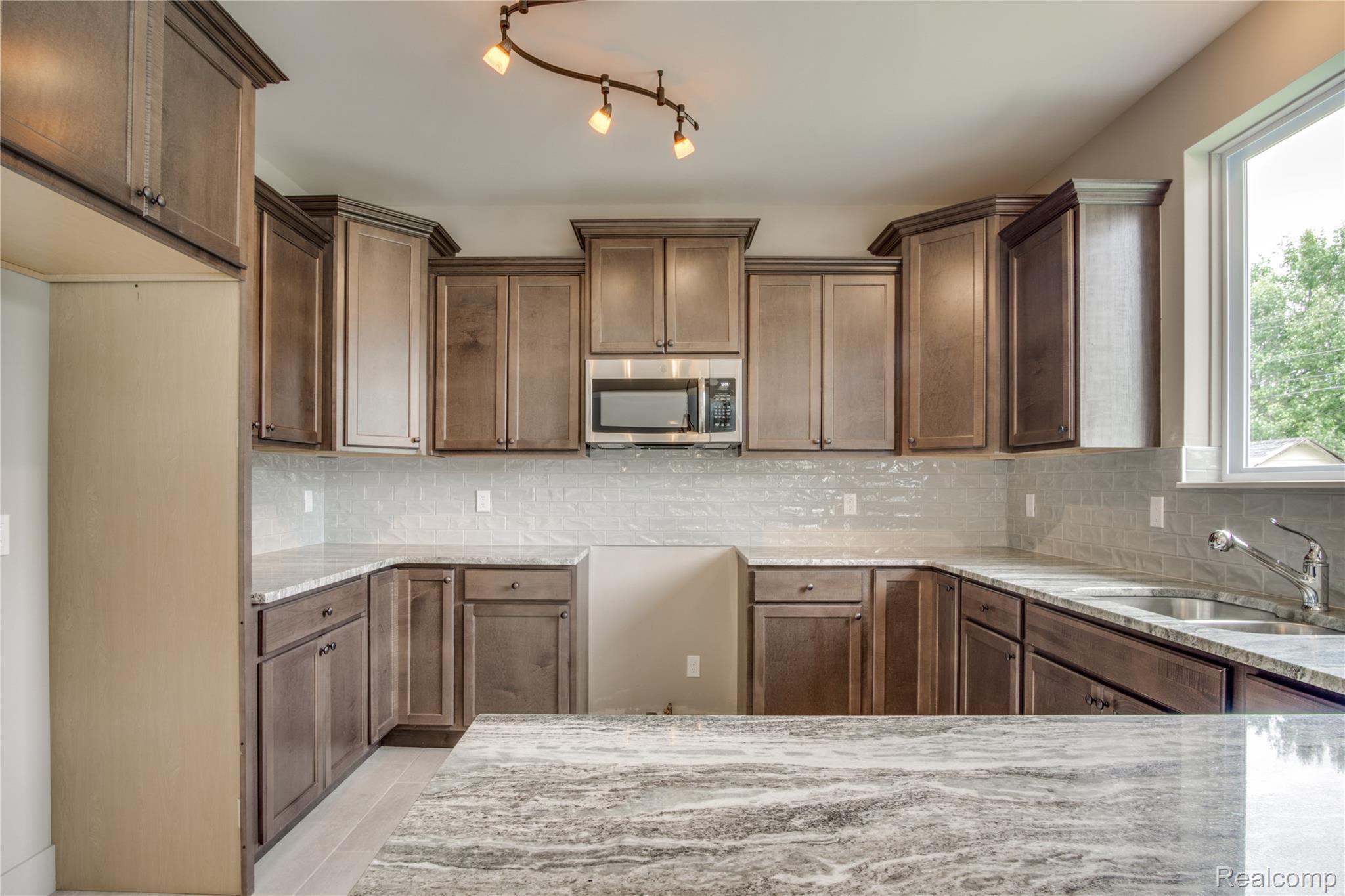 2914 Walsh Drive Rochester, MI 48309 - Photo 12 of 36 Interiors (11 of 37).jpg
