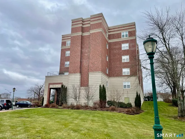 $275,000 | 49 Rose Street, Unit 204, Branford, CT 06405