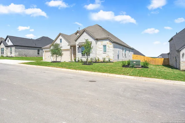 $635,900 | 322 Lawrence Drive, Castroville, TX 78009