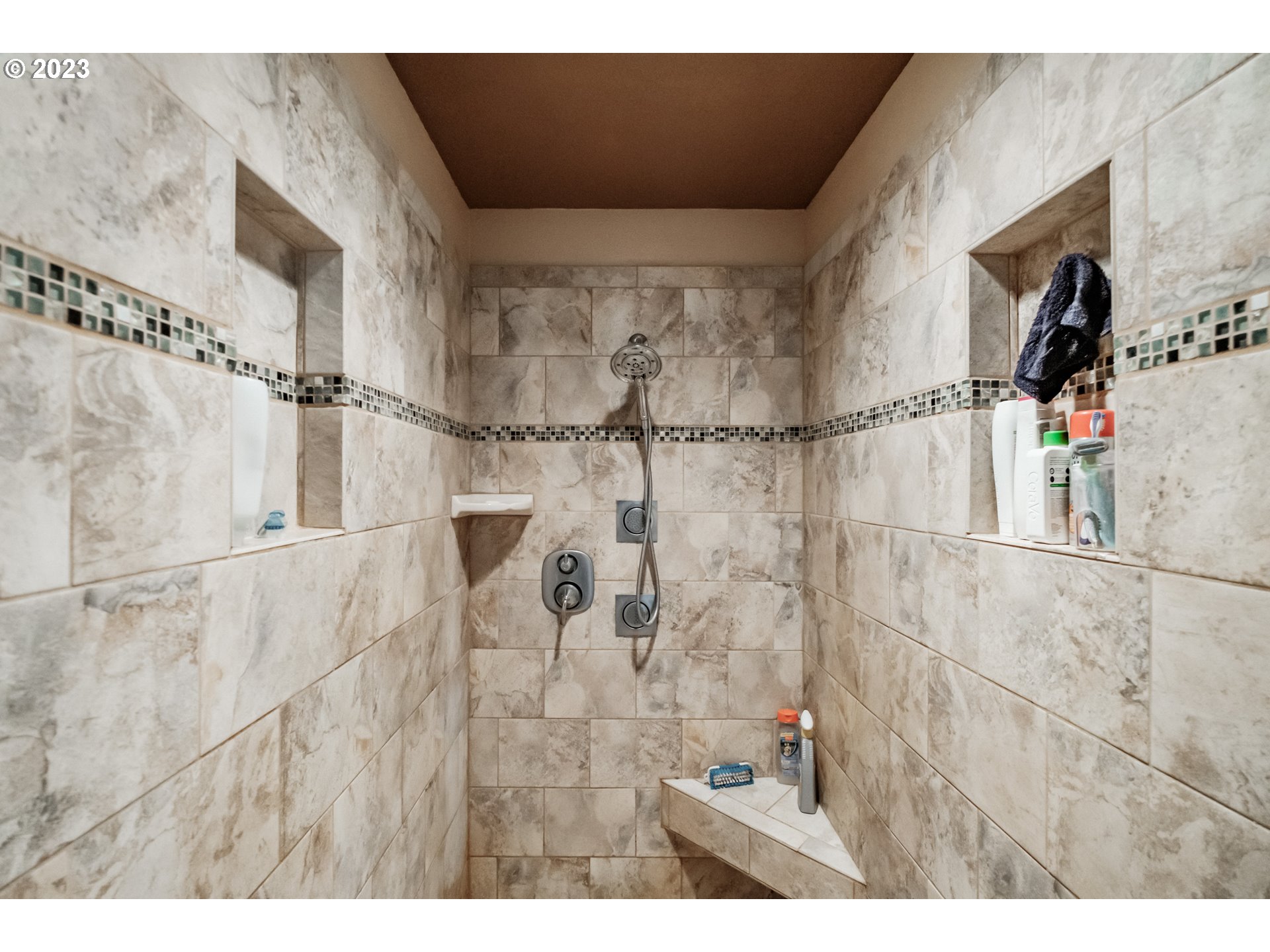 5165 Falcon Street Southwest Albany, OR 97321 - Photo 17 of 28 a bathroom with a shower