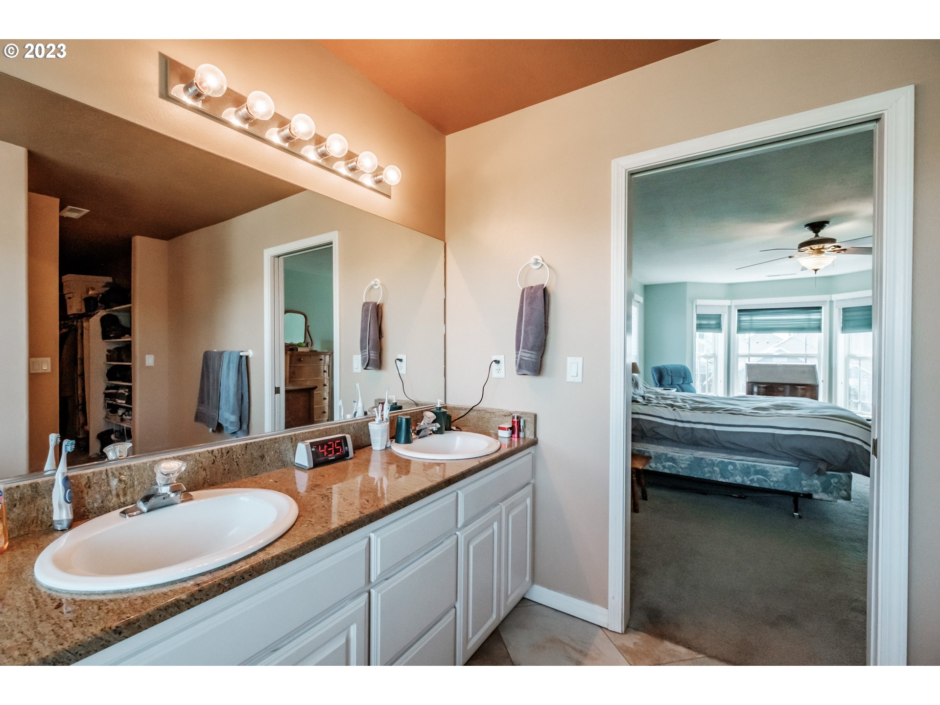 5165 Falcon Street Southwest Albany, OR 97321 - Photo 18 of 28 a bathroom with a double vanity sink and a mirror