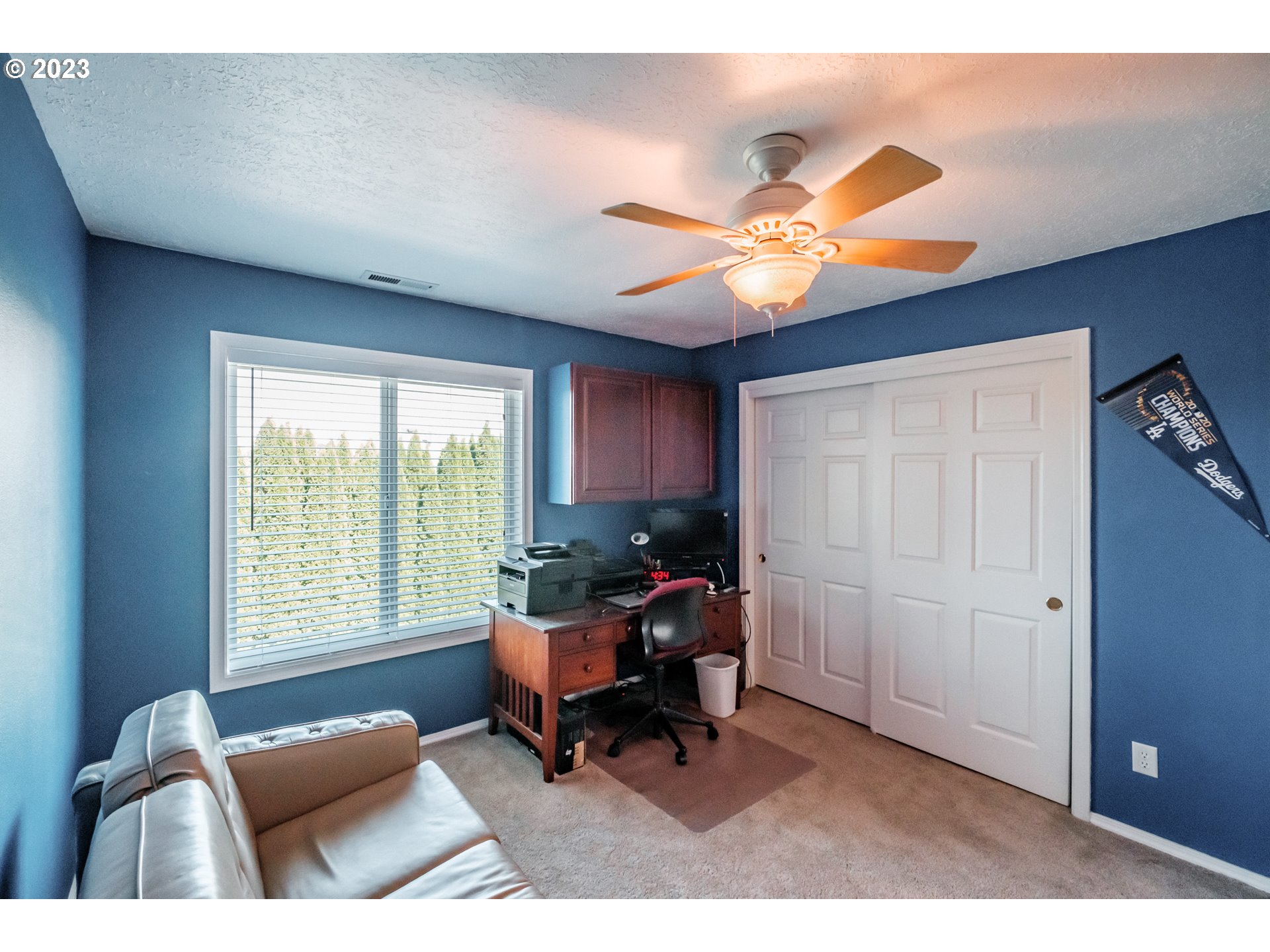 5165 Falcon Street Southwest Albany, OR 97321 - Photo 20 of 28 a living room with furniture and a window