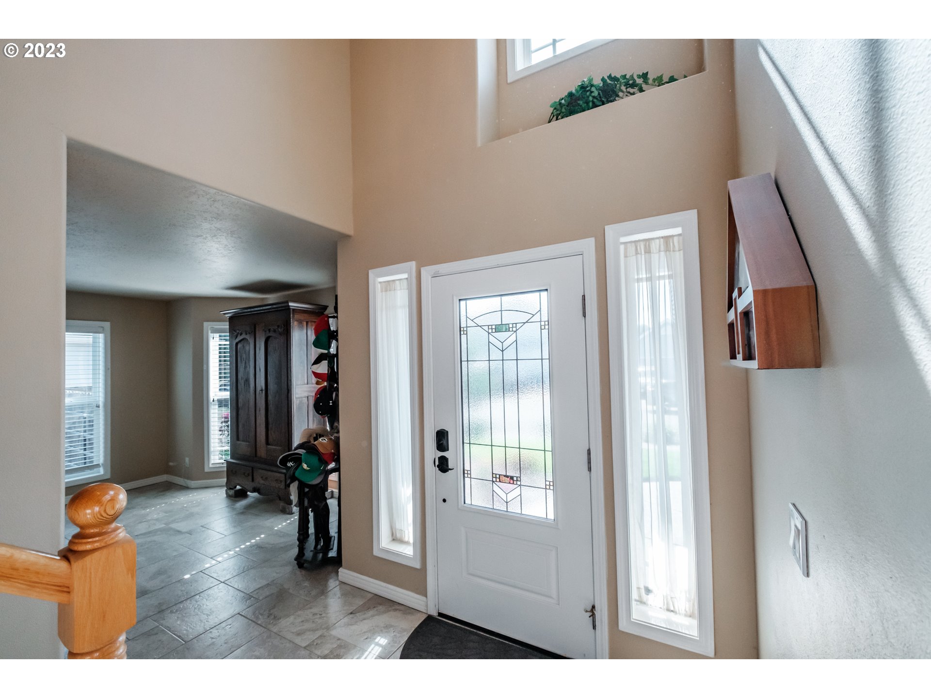 5165 Falcon Street Southwest Albany, OR 97321 - Photo 2 of 28 a living room with furniture and a wooden floor