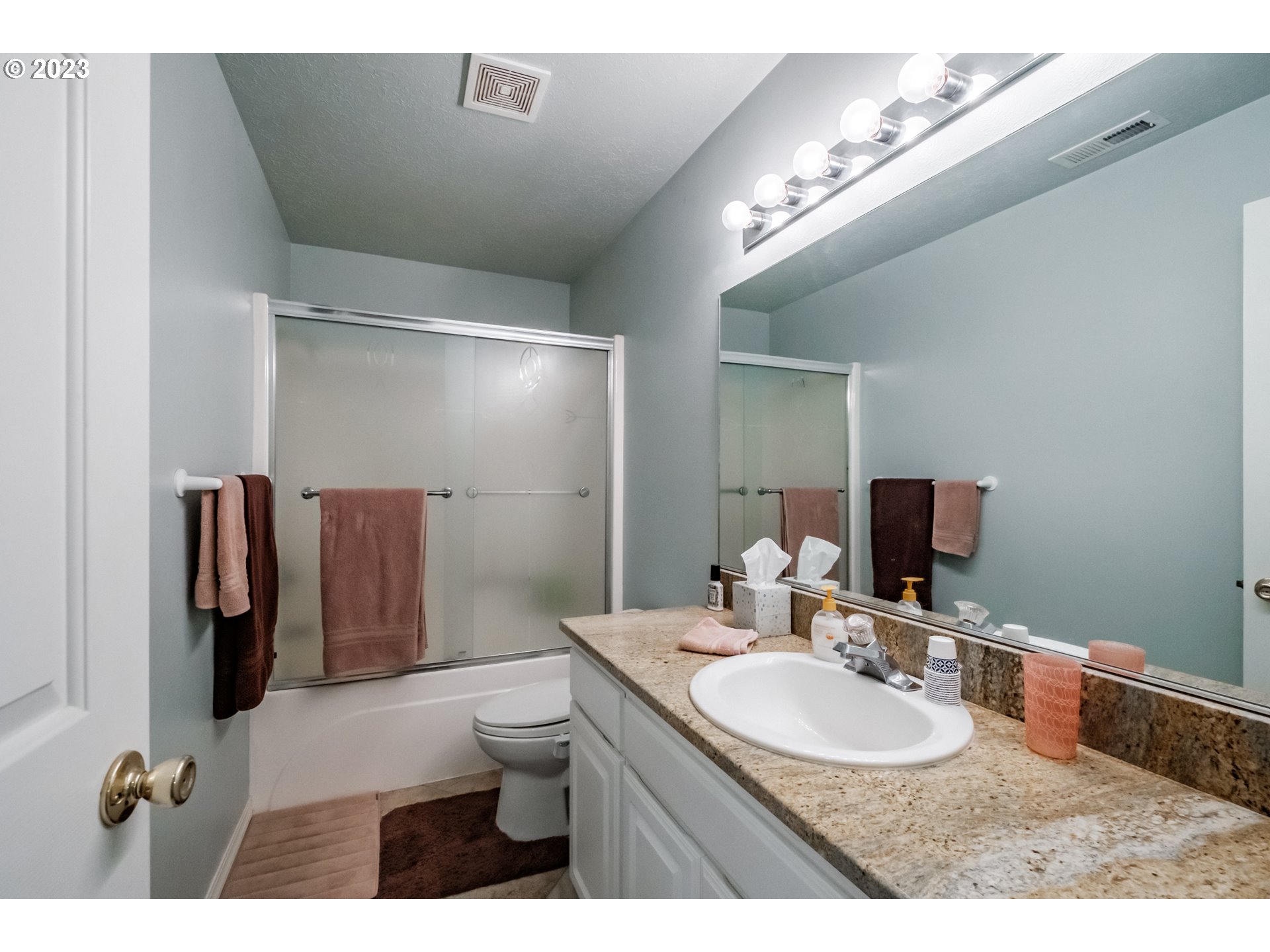 5165 Falcon Street Southwest Albany, OR 97321 - Photo 24 of 28 a bathroom with a sink and a mirror