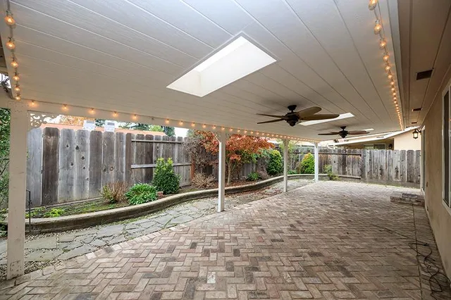 a view of a backyard