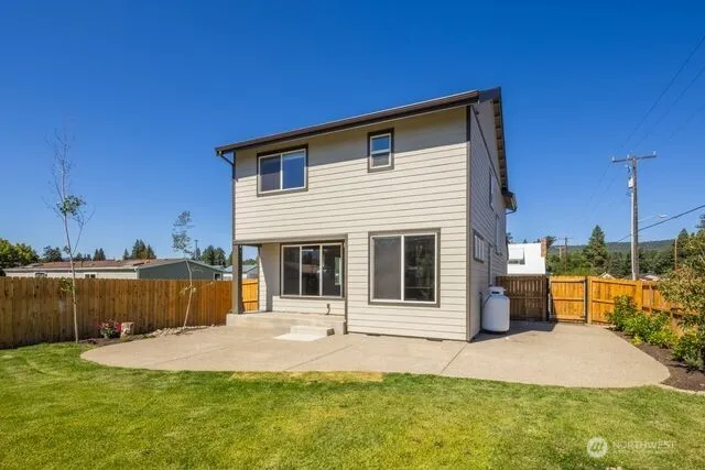 a view of a house with a backyard