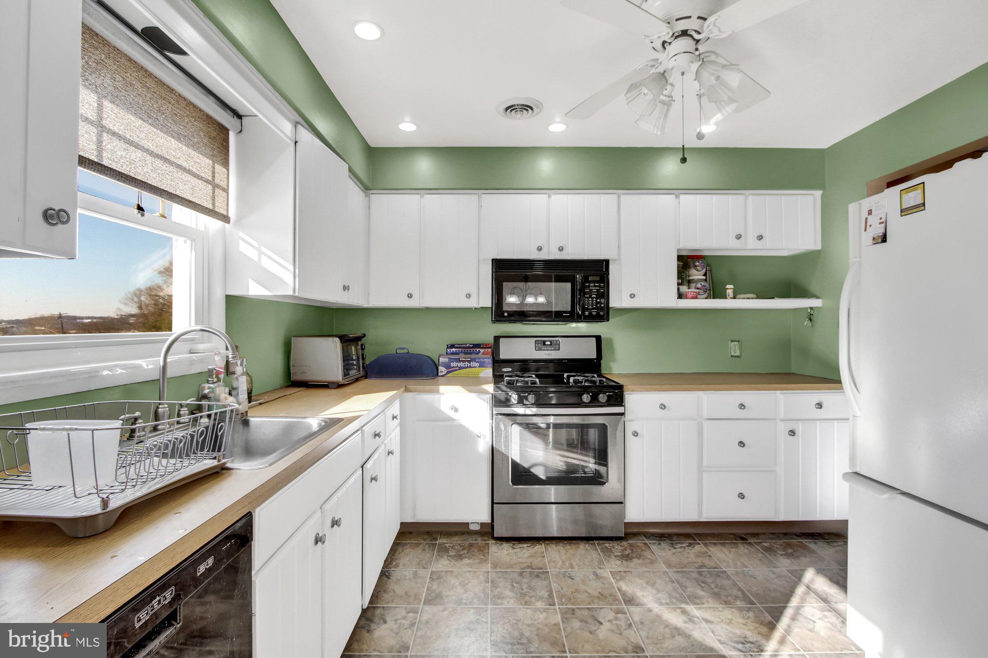 418 Pinehurst Road York, PA 17402 - Photo 9 of 25 Gallery Image 9